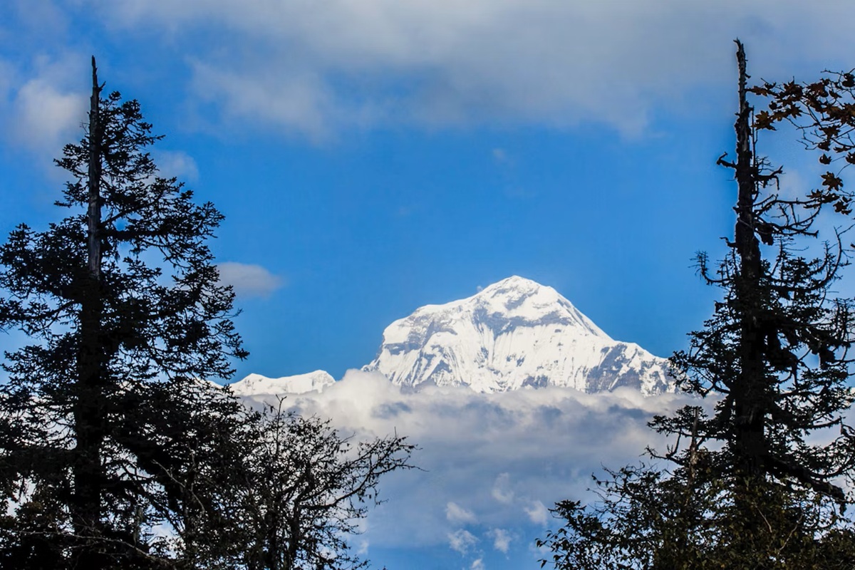 Clear mountain panorama in October in the Everest region Nepal - best time to trek Nepal